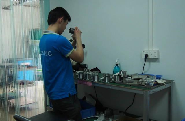 Qualitäts kontrolle bei Präzisions schalt diensten